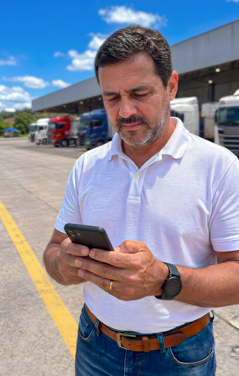 Cliente interagindo com anúncio nas redes sociais
