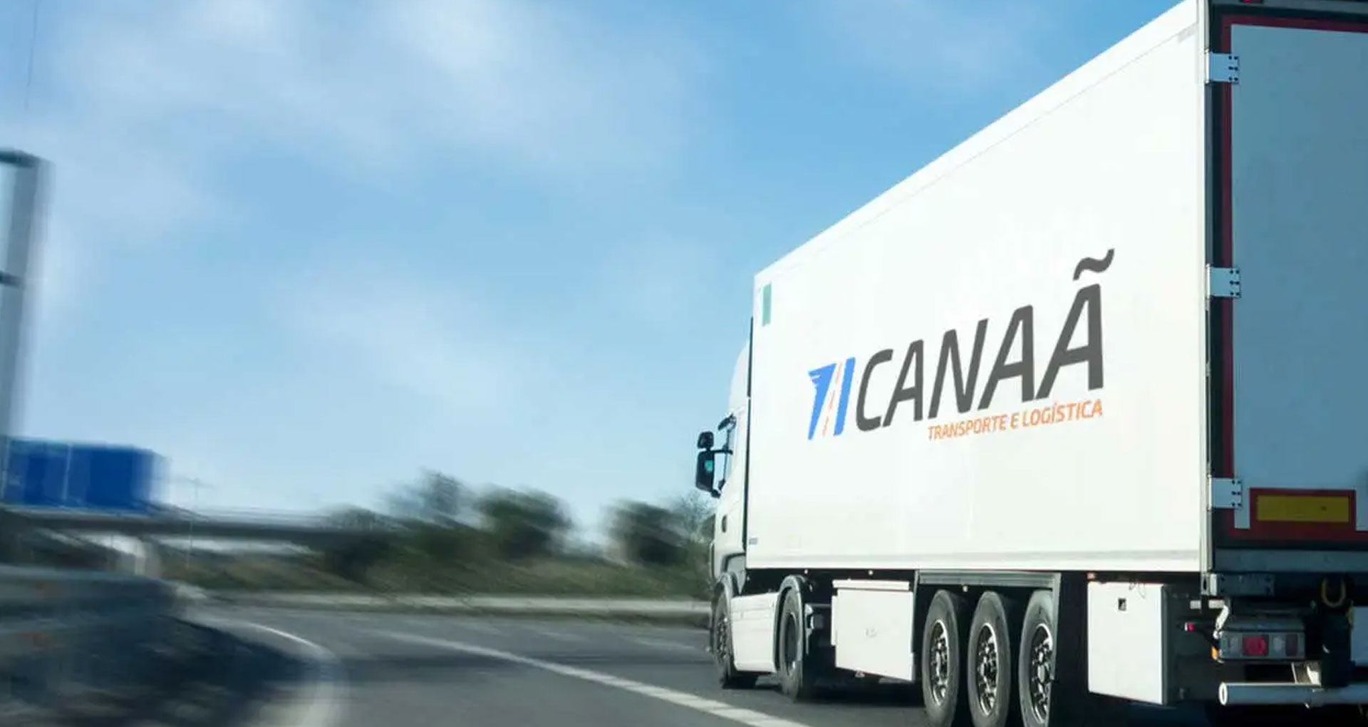 Caminhão Canaã Transportes na estrada Caminhão Canaã Transportes na estrada